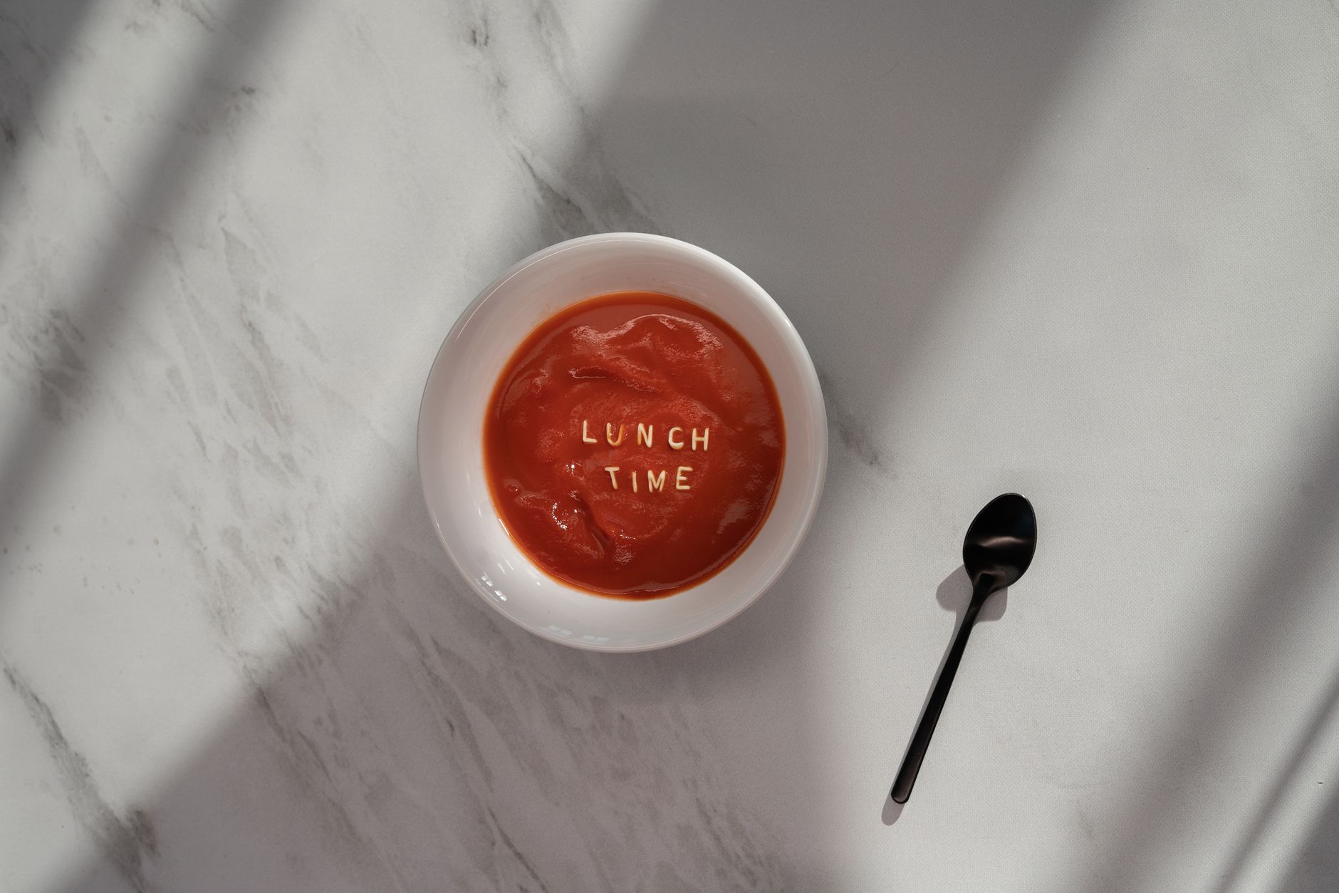 Sopa casera nutritiva Un tazón humeante de sopa casera recién hecha