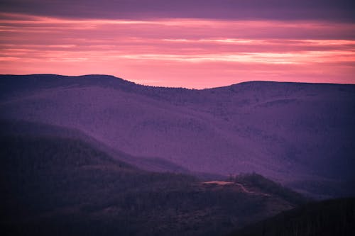 gratis Silhouet Van Bergen Tijdens Zonsondergang Stockfoto