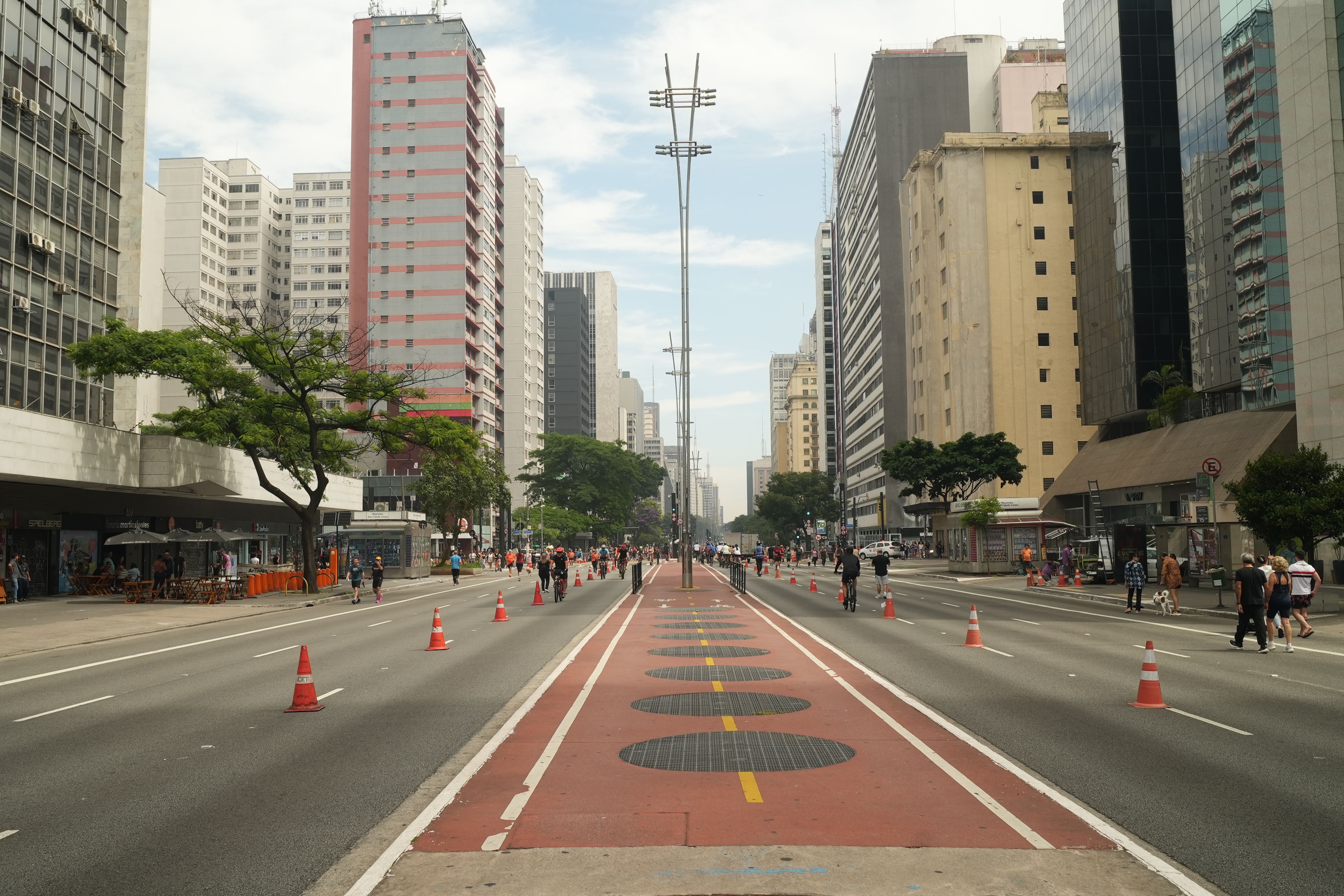Avenida amplia con tráfico y edificios altos en Madrid