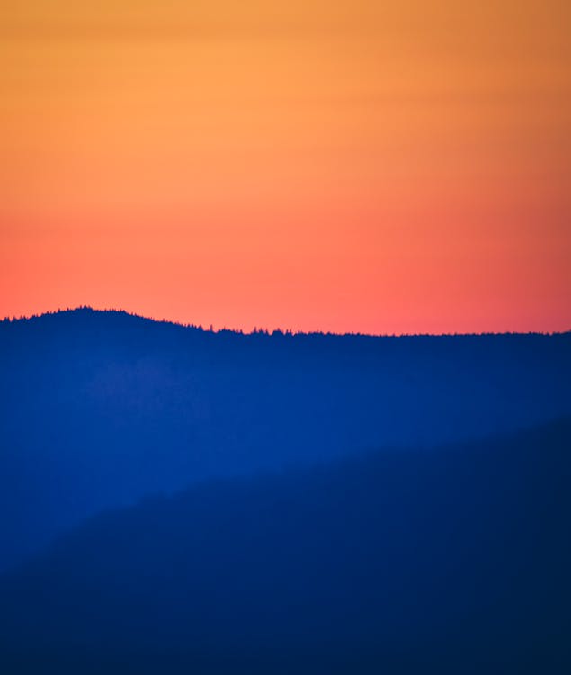 Schattenbild Des Berges Während Des Sonnenuntergangs