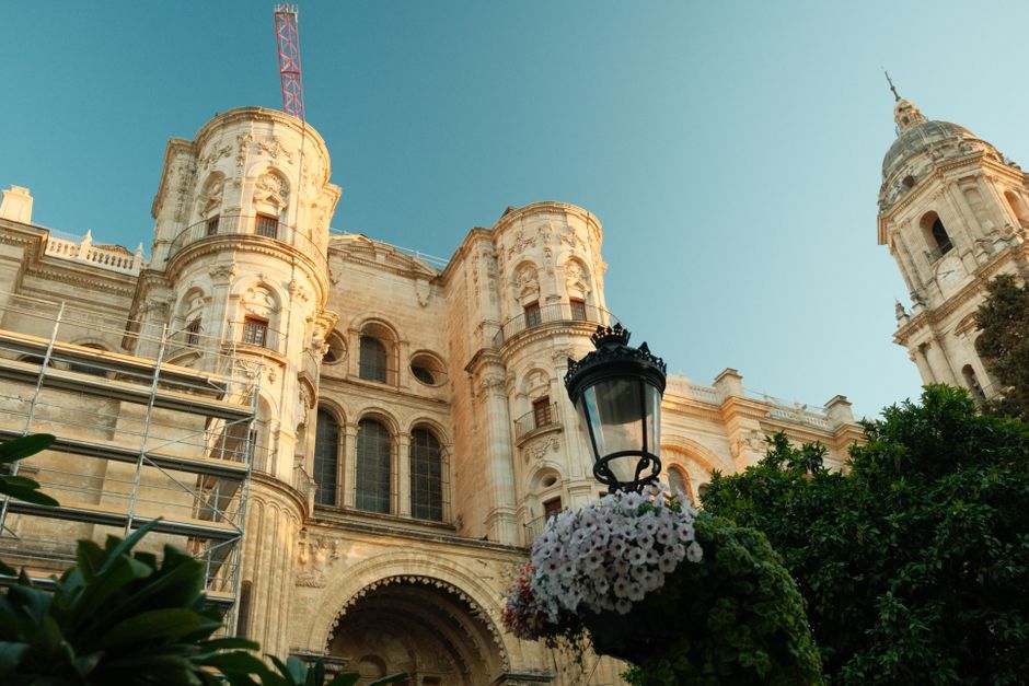 Fotografía de la histórica Catedral de Málaga bañada por la luz dorada del verano, España.