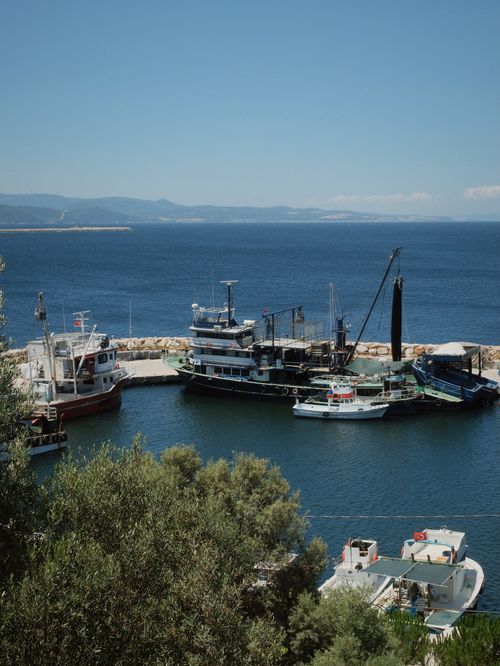 Free Explore a picturesque harbor scene with boats and blue waters in Çanakkale, Türkiye. Stock Photo