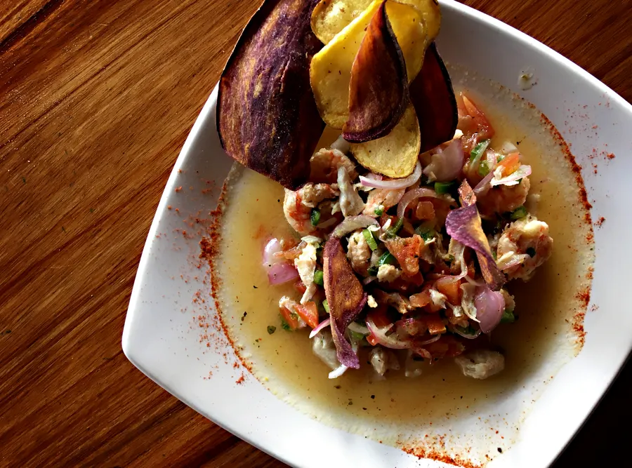 Ceviche ecuatoriano servido con chifles (foto de banco, placeholder temporal)