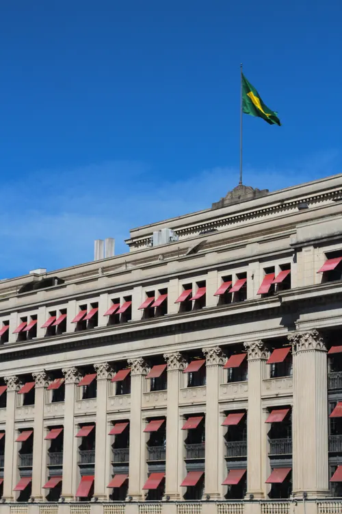 Brazil's Real Sinks 8.8%, Ibovespa Drops 13.9% on Lula Win