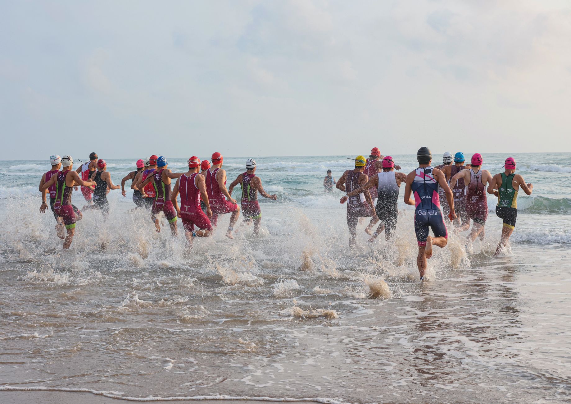 Ironman triatlonunda yüzme etabına başlayan sporcular