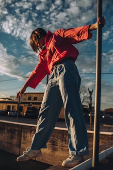 阳光明媚的日子里，一位身着舒适服装、面容难以辨认的年轻女子站在桥边，从低角度侧视