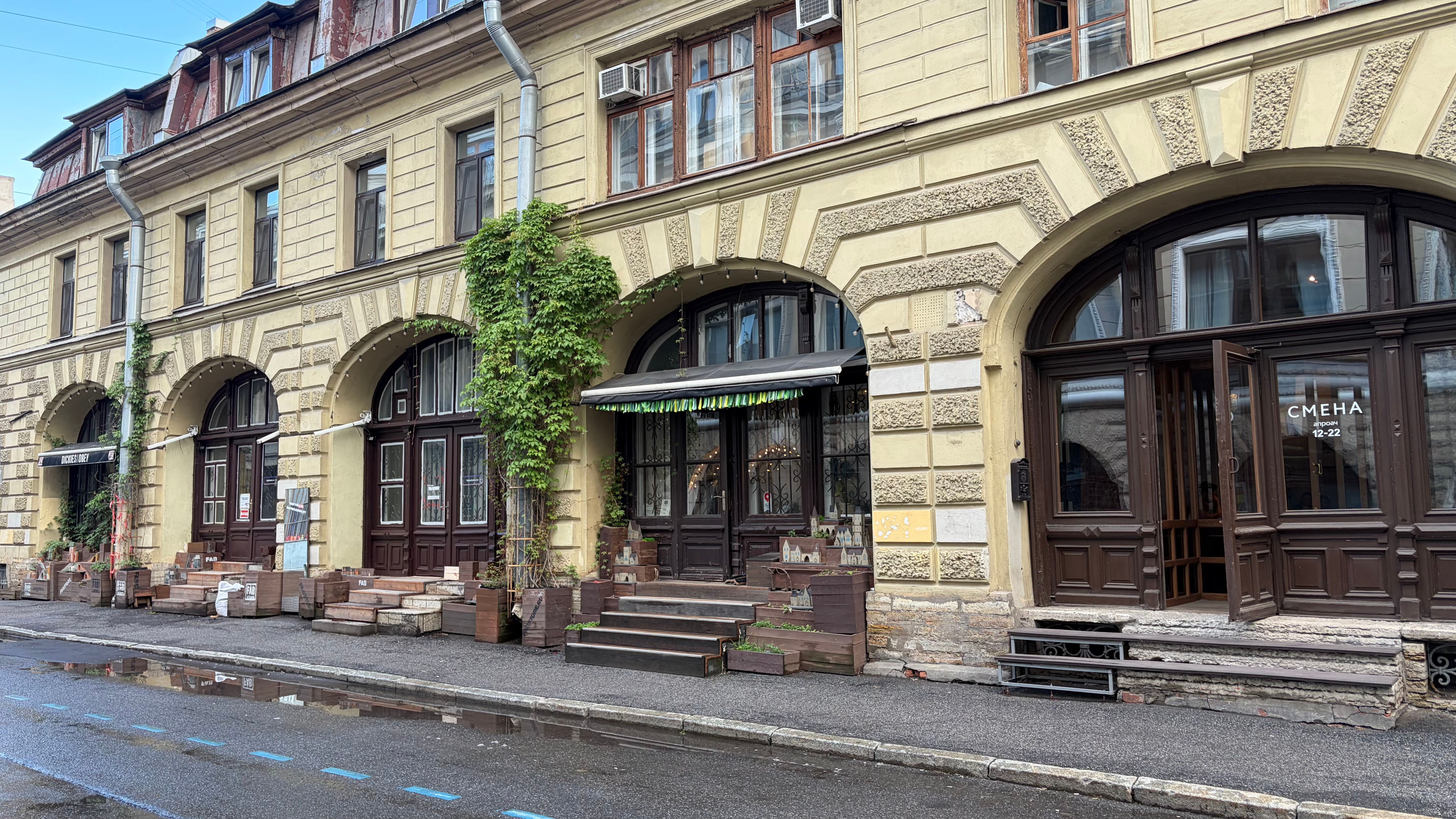 Elegant historic architecture with ivy in Saint Petersburg, Russia.