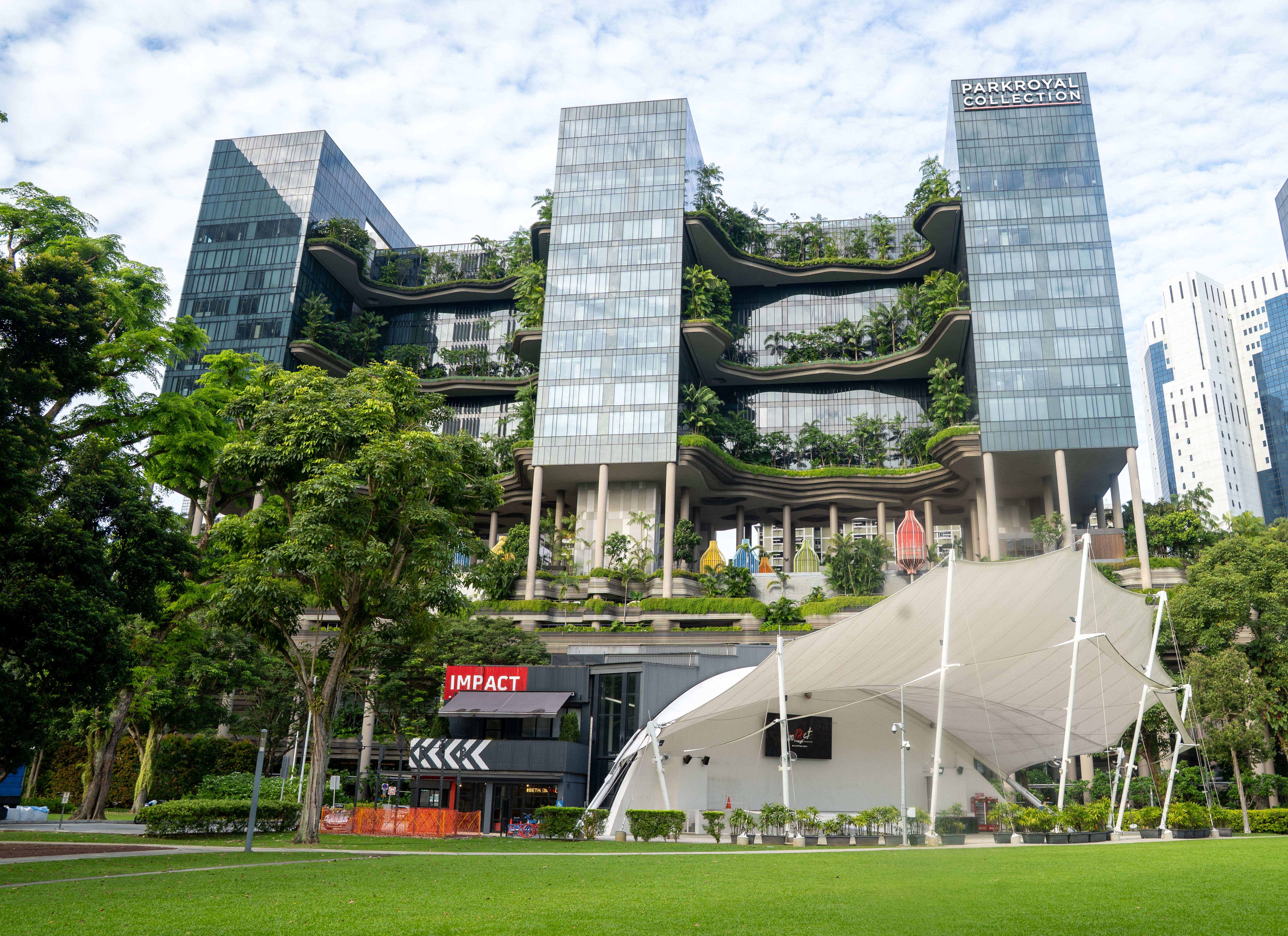 Arquitetura biofílica sustentável de hotel de luxo em Singapura com vegetação exuberante.
