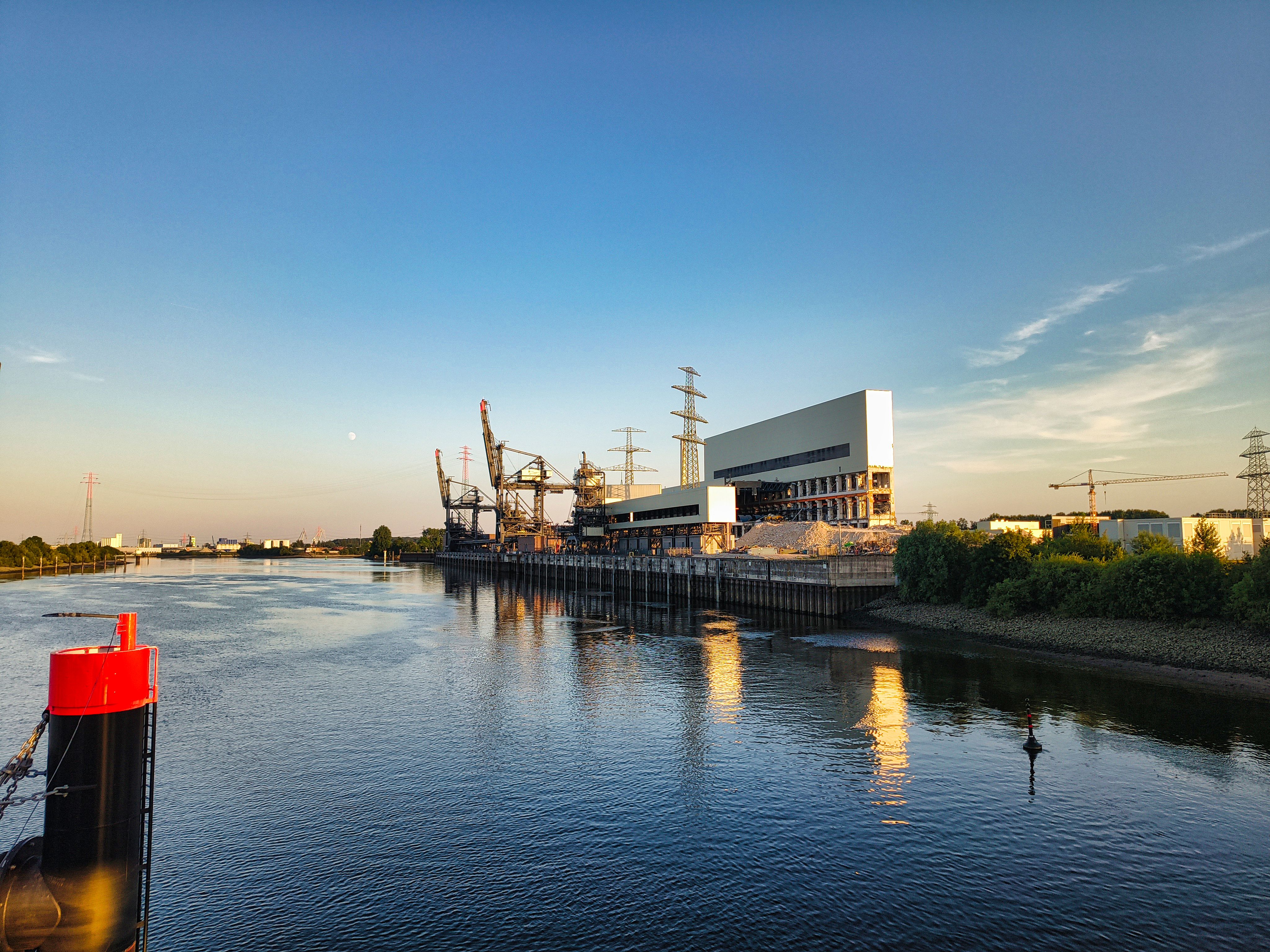 Elektrownia nad rzeką o zachodzie słońca