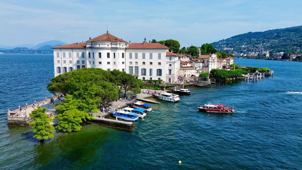 Isola Bella vazuta din aer, cu terasele verzi si barci