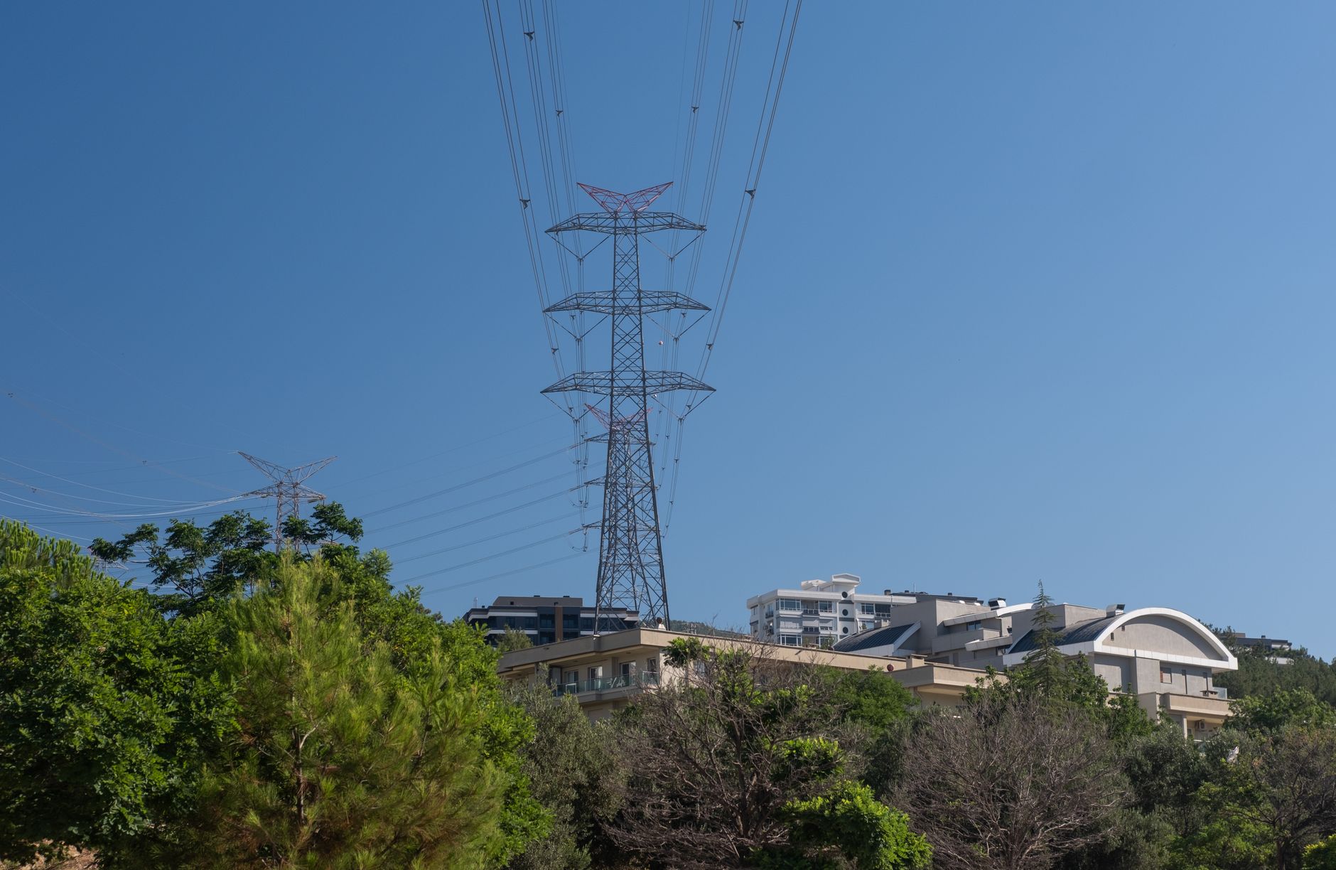 Konutların bulunduğu bir mahallenin üzerinden geçen elektrik iletim hatları