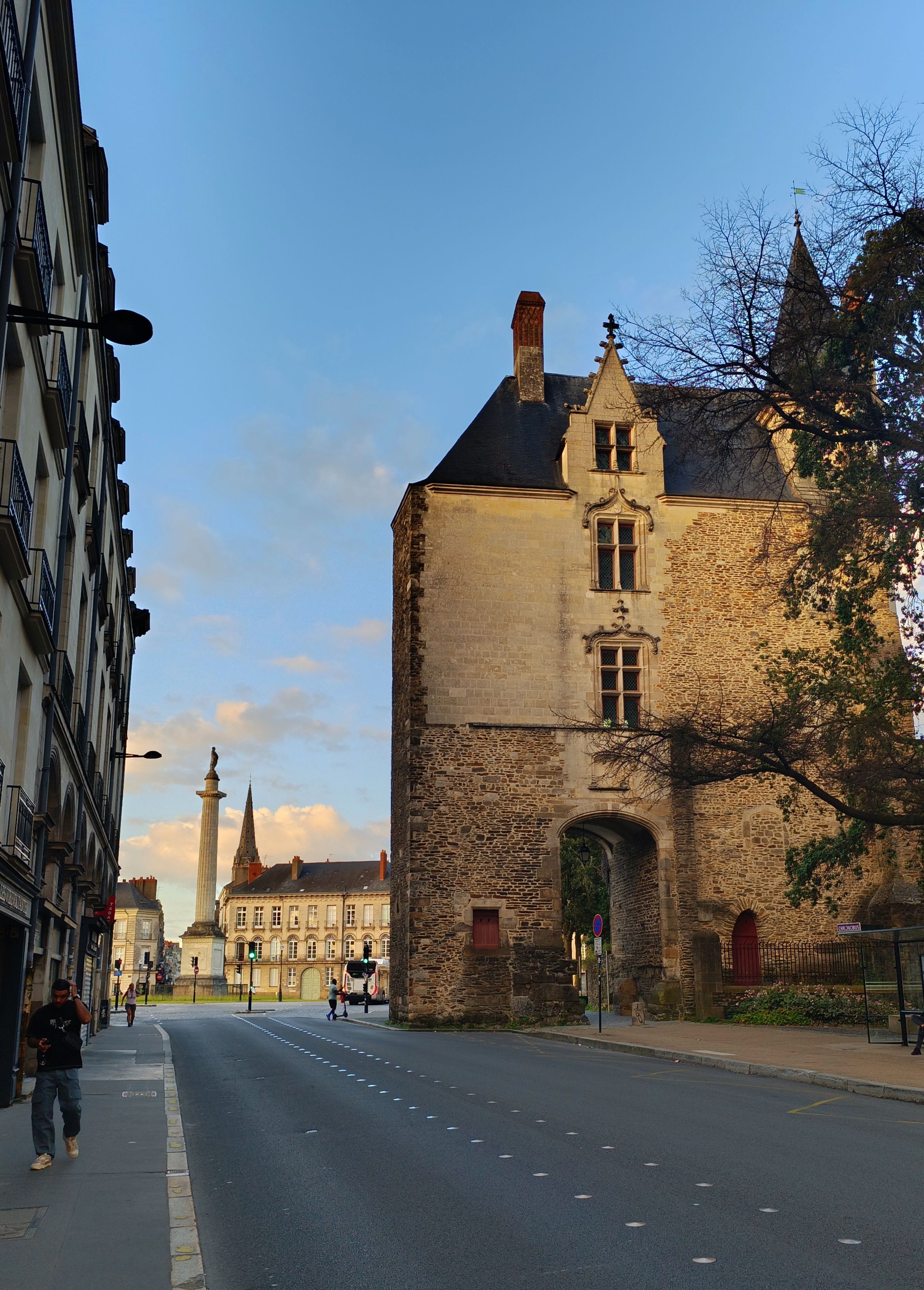 Fotomural Preciosa vista al atardecer de una calle histórica de una ciudad europea con arquitectura antigua y pocos peatones.