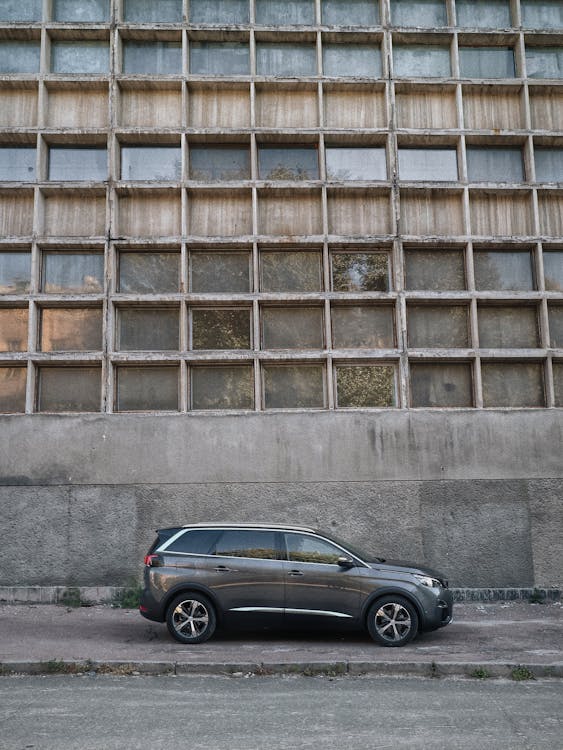 Zwarte Sedan Geparkeerd Naast Bruin Betonnen Gebouw