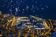 摩纳哥港口灯火通明，游艇云集，空中夜景令人惊叹