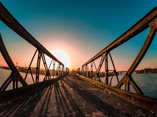 Foto d'estoc gratuïta de capvespre, pont, sol