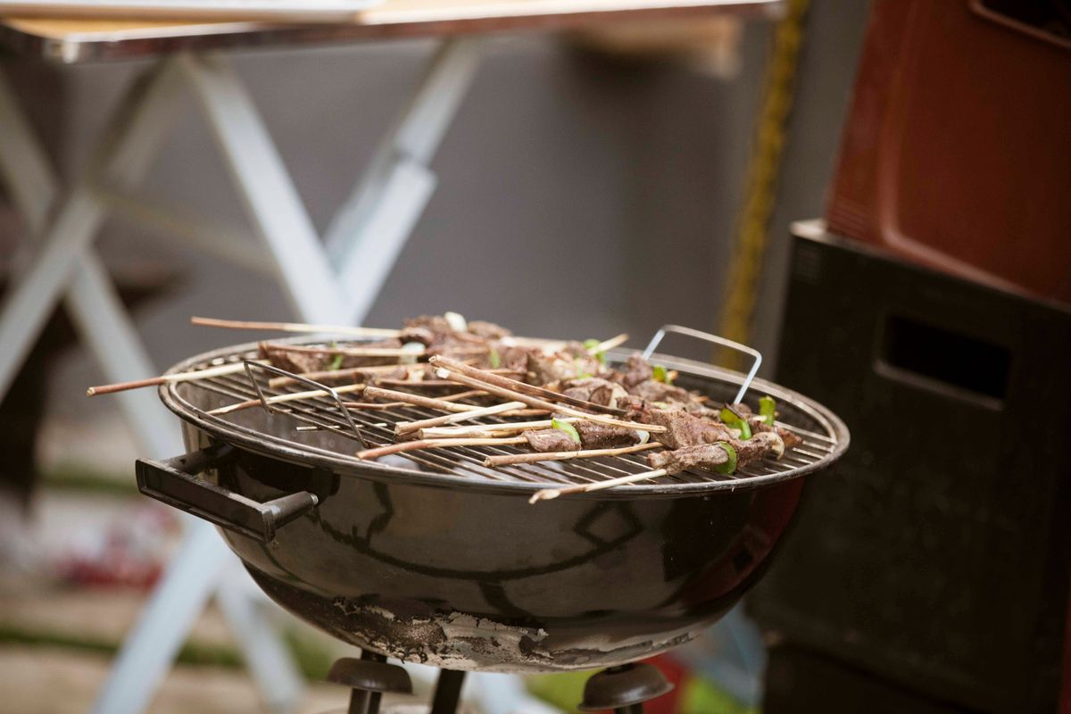 Barbecue rond à charbon avec brochettes, illustration d'un barbecue kettle premium