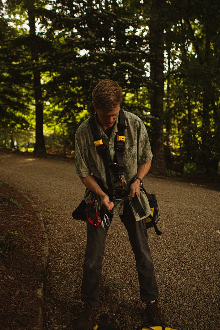 Roof work — Full-body safety harness and fall-protection equipment