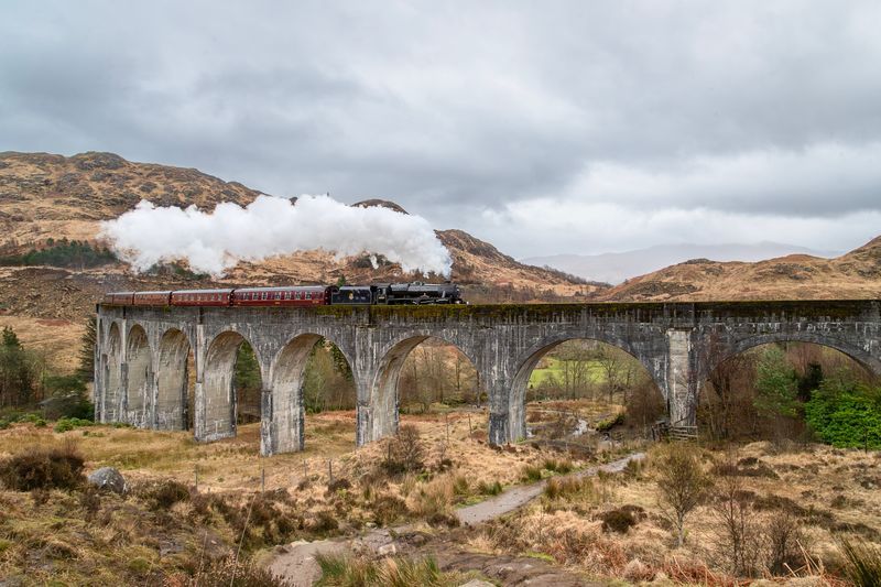 Tren cu aburi pe viaductul Glenfinnan, Scoția