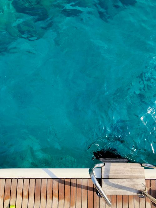 Free Crystal clear turquoise waters by a boat deck in Göcek, perfect for summer relaxation and exploration. Stock Photo