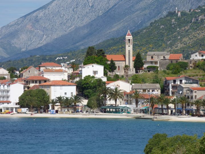 Kroatiens kust med hav och bebyggelse