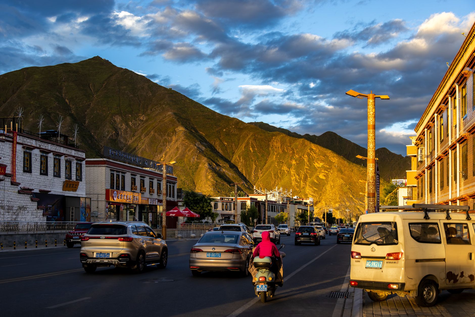 西南山地间的公路与群山