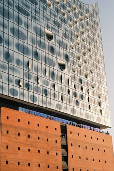 Friedliches Bauwerk: Sonnenuntergang & Fassade in Szene