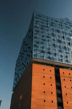 Himmel & Modern – Strahlendes architektonisches Motiv (von Ramon Karolan, 5152×7728, #38353506)