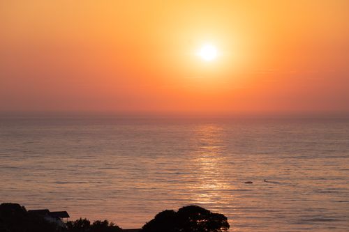 Free A breathtaking view of a golden sunset over the ocean, capturing serenity and beauty. Stock Photo