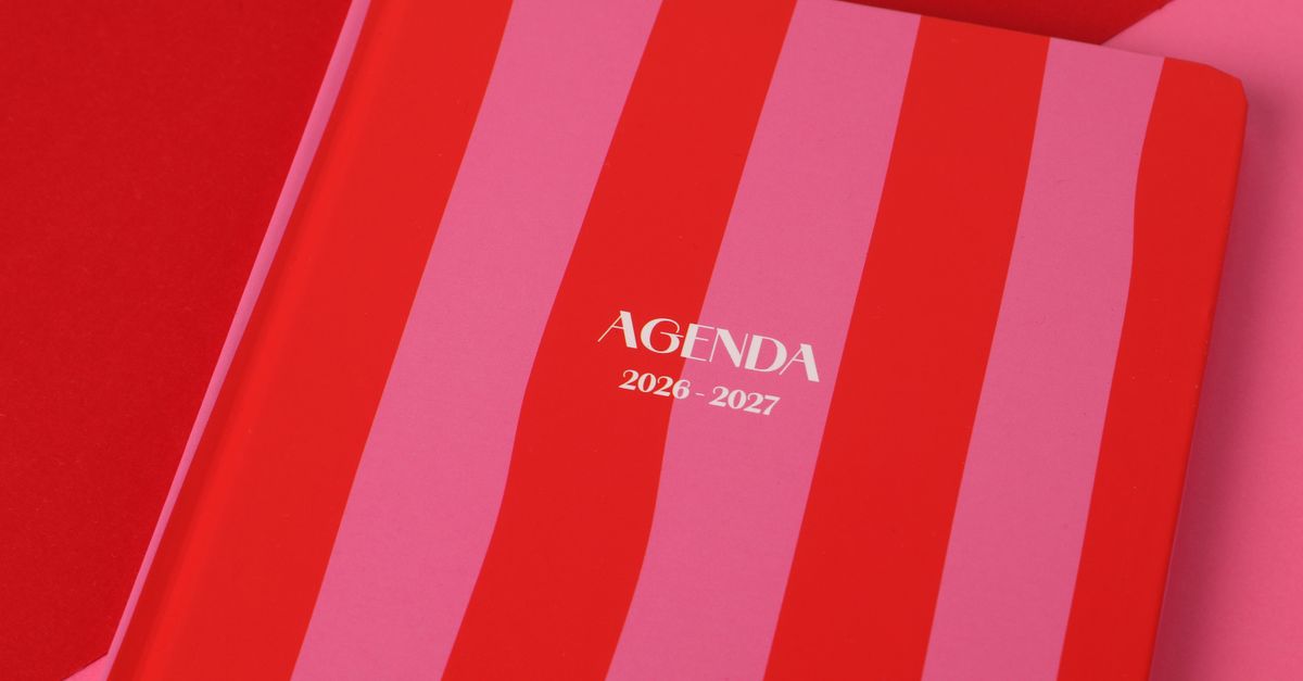 Червено-розов раиран тефтер за 2026–2027 г., подходящ за планиране.