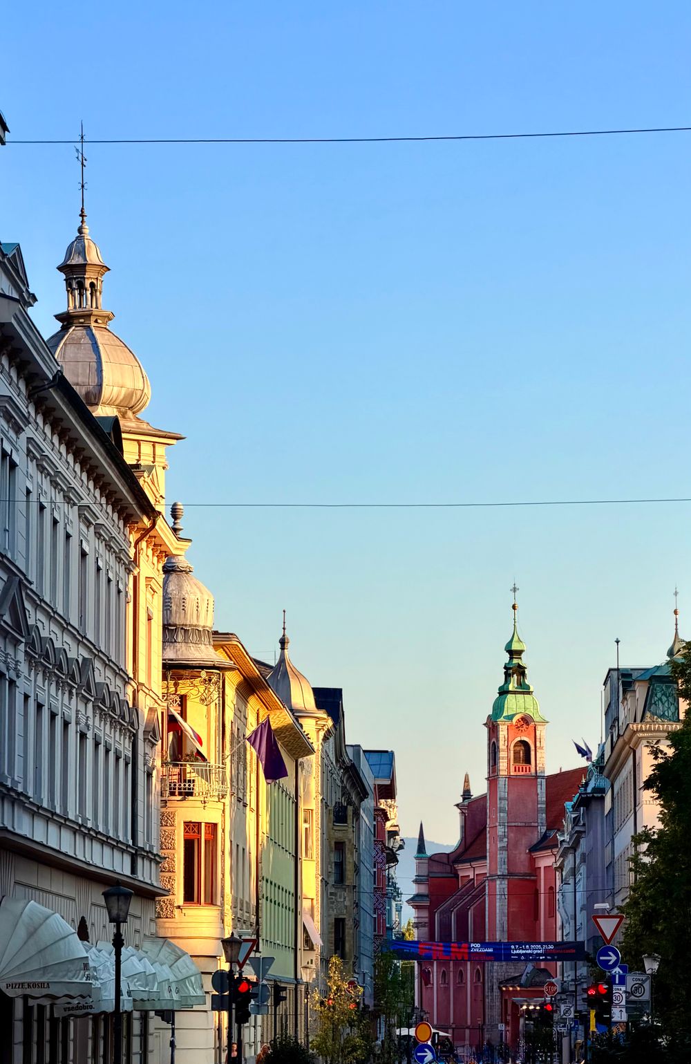 Stradă cu arhitectură istorică în Ljubljana, Slovenia