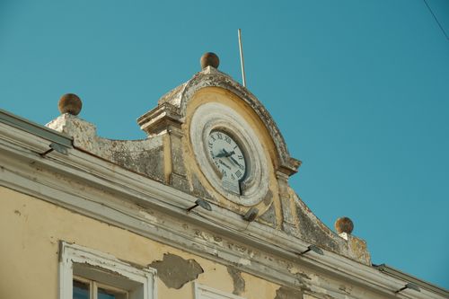 Free Rustic clock tower in Shkodër, Albania, showcasing classic architecture and Roman numerals. Stock Photo