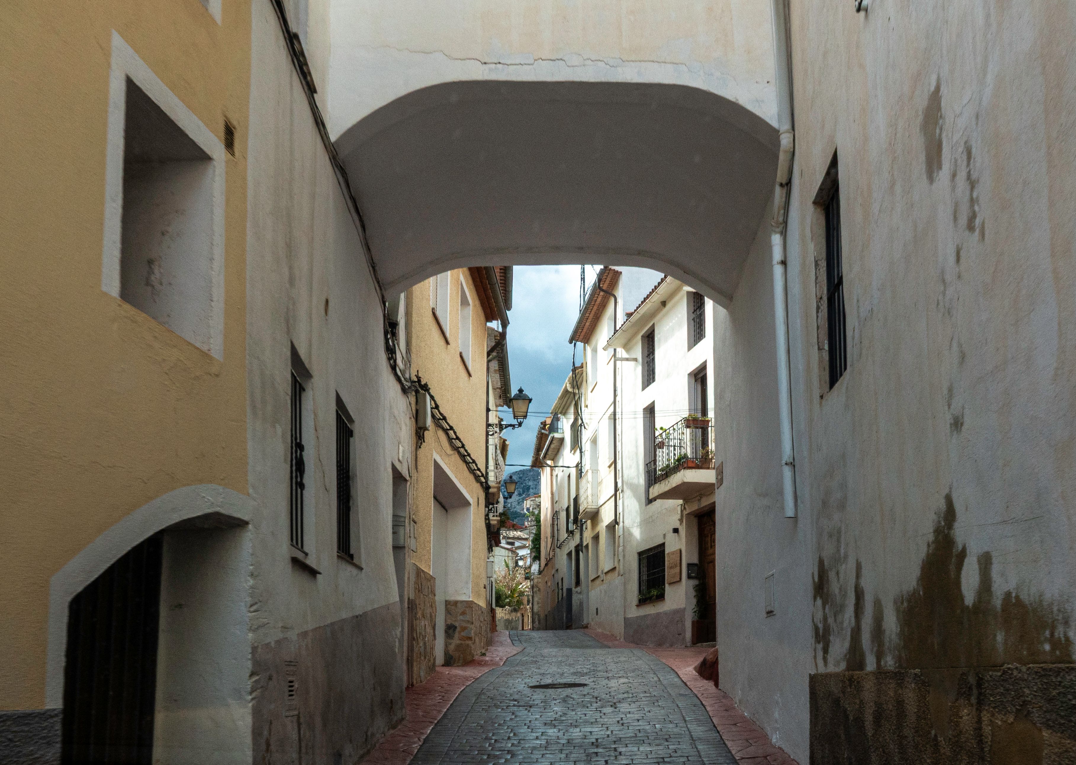 A picturesque street in El Castell de Guadalest, Valencia, showcasing historic architecture.