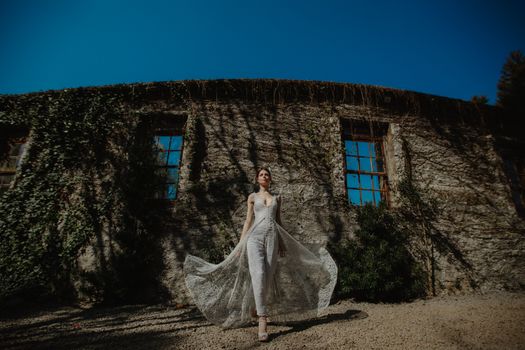 Stunning bride in an outdoor photoshoot at a rustic location in Gramado, Brazil.