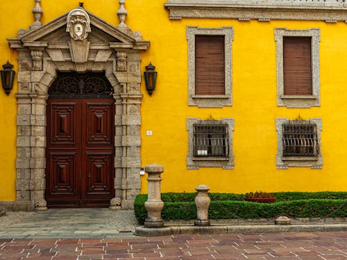 Porta In Legno Marrone Su Edificio In Cemento Giallo