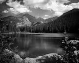 宁静的黑白风景中，山间湖泊被森林环绕