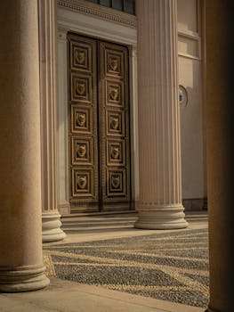 罗马建筑宏伟壮观，设有木门和柱子