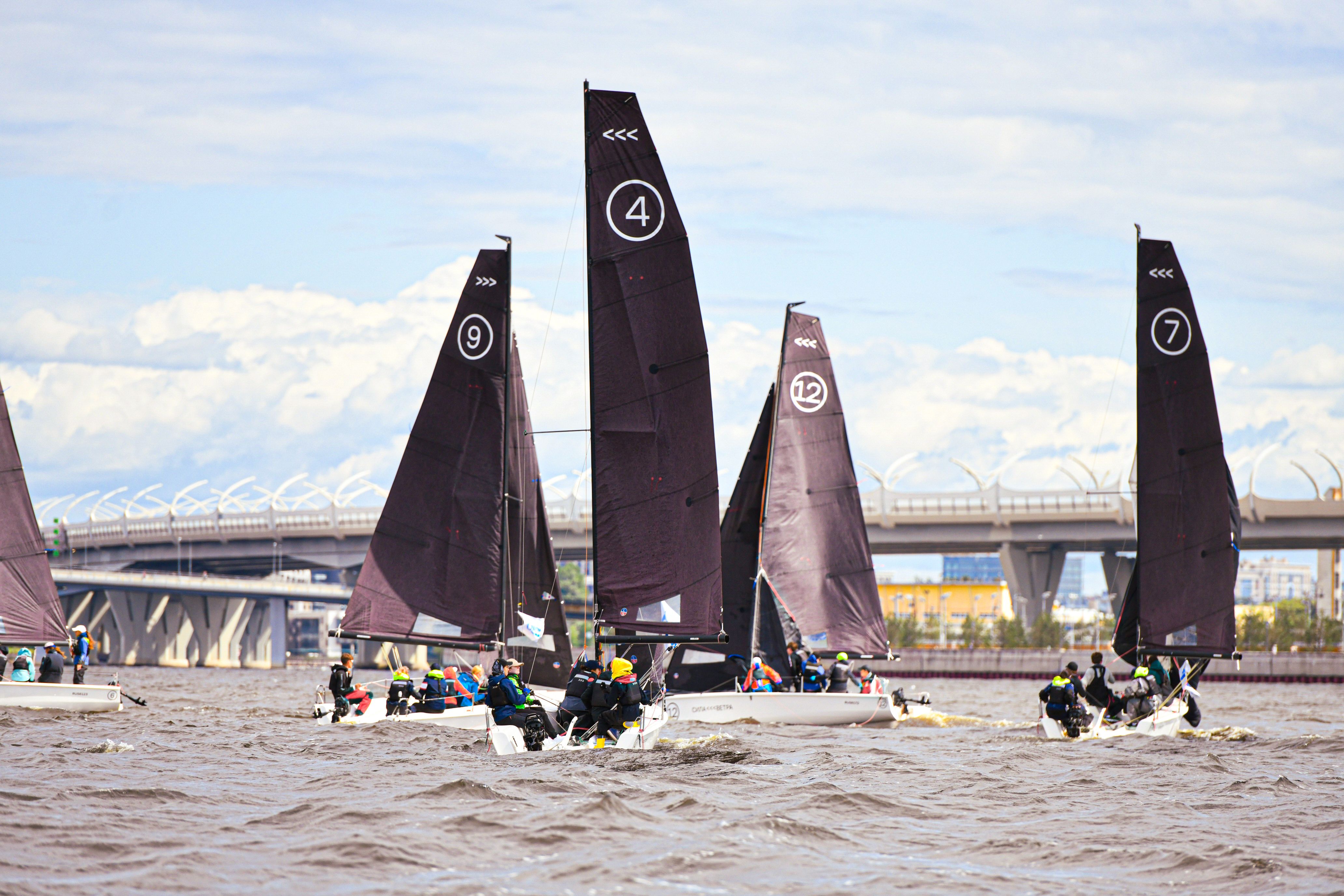 Segelteam i aktion under regatta
