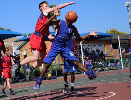 Free Two athletes playing a competitive basketball game on an outdoor court. Stock Photo