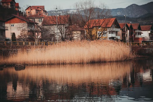 波斯尼亚和黑塞哥维那维塞格勒迷人的河边房屋，倒映在宁静的水面上