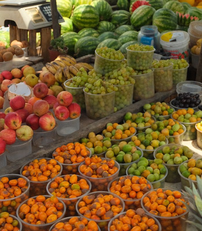 Banca de frutas coloridas na Bahia