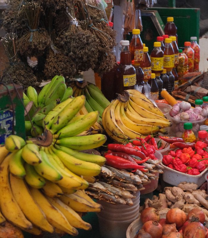 Feira colorida de frutas e temperos na Bahia