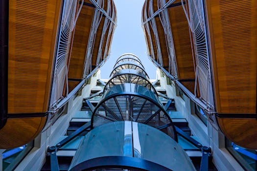 从低角度拍摄的现代建筑结构，展现了时尚的设计和玻璃幕墙