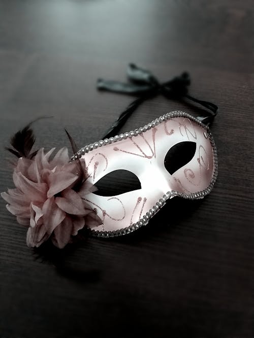 Карнавальная маска, украшенная розовым цветком