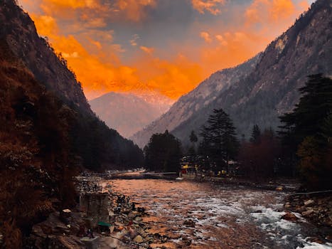 山河环绕着戏剧性的山峰，日落景色令人惊叹