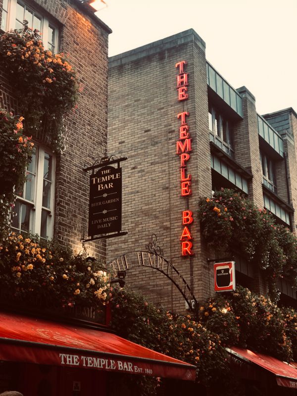 Fațada roșie a pub-ului Temple Bar din Dublin, iconică pentru orașul irlandez