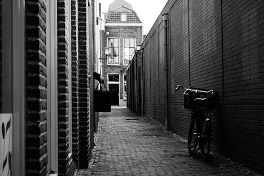 空荡荡的小巷里，单色景观中，砖墙上停着一辆自行车