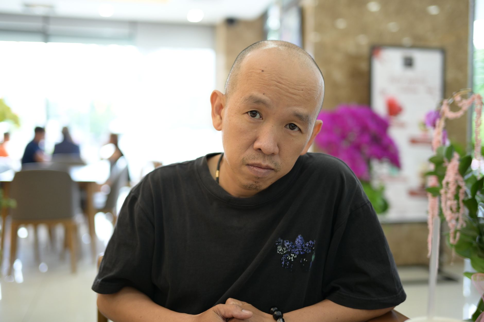 Người đàn ông giữ được sự điềm tĩnh trong công việc.