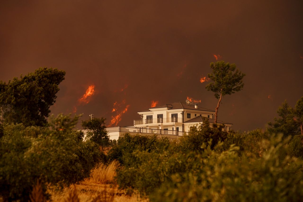 Espagne : le feu s'étend, le poste de commandement évacué à Cenicientos