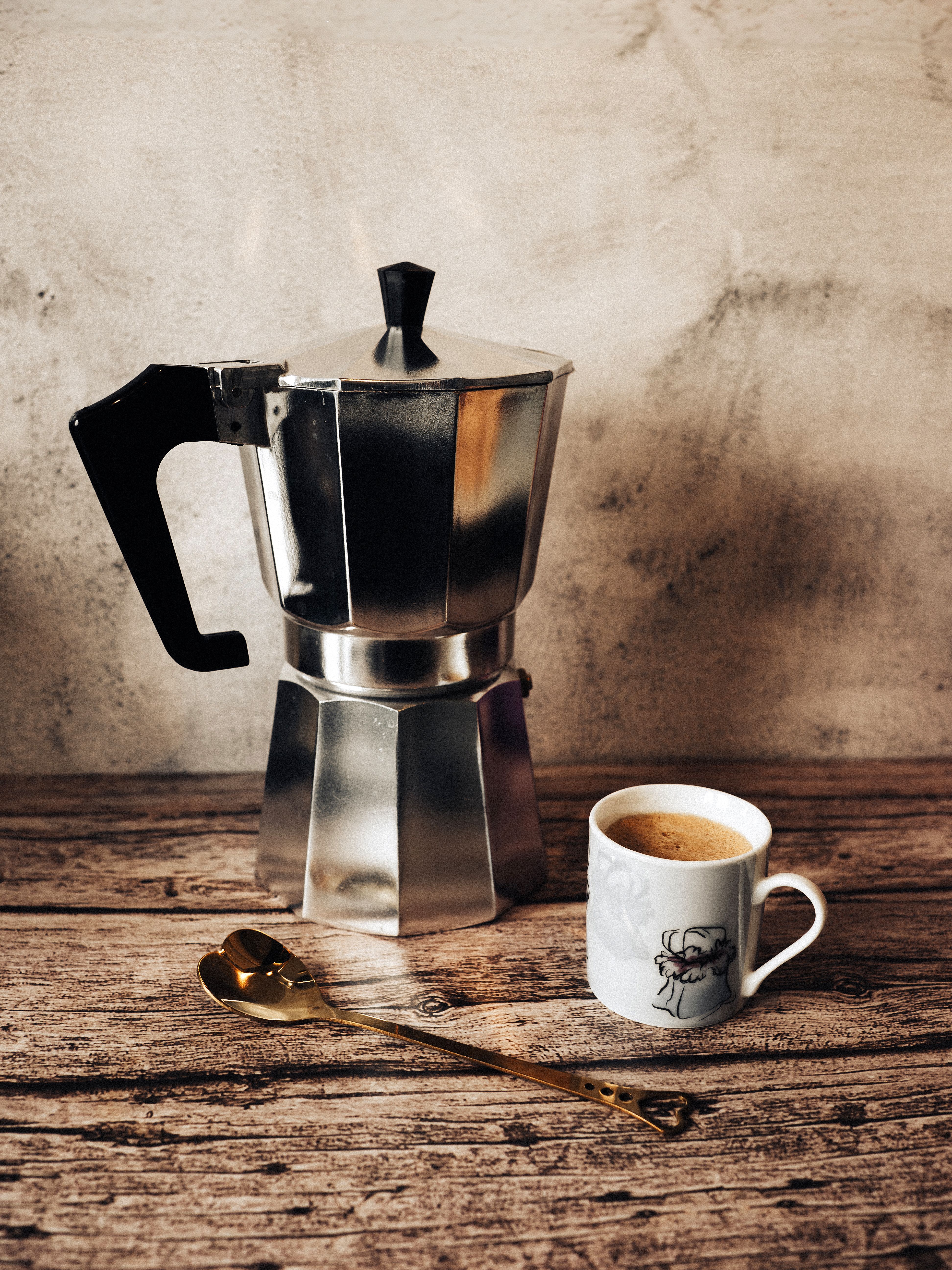 free-photo-of-stylova-moka-konvice-s-espresso-salkem.jpeg?auto=compress\u0026w=1600