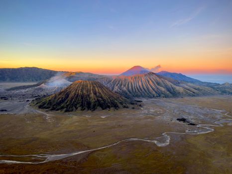 从空中俯瞰印度尼西亚东爪哇的布罗莫火山，展现出日出时分绚丽的色彩。